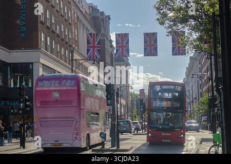 Oxford Street - una strada importante nel centro di Londra con negozi nel Borough di Camden. Foto Stock