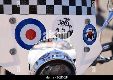 I ciclomotori si sono riuniti per il Mod Weekender, che si svolge ogni agosto festivo a Brighton, East Sussex, Regno Unito Foto Stock