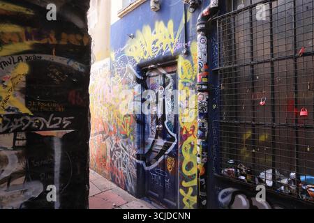 Quadrophenia Alley a Brighton, un negozio di abbigliamento maschile, presente anche in una scena chiave del film, 2 amanti fuggono dalla polizia e cadono attraverso una porta. Foto Stock