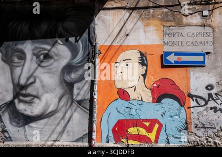 Arte di strada nel quartiere spagnolo (quartieri spagnoli): Dipinti e stencil raffiguranti Totò, il famoso attore napoletano. Napoli Foto Stock