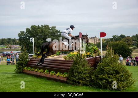 Stamford, Regno Unito. 6 settembre 2025. Harry Meade riding et Hop Du Matz rappresentante della Gran Bretagna durante la fase Cross Country il giorno 3 delle prove a cavallo Defender Burghley del 2025 tenutesi nei terreni di Burghley House a Stamford, Lincolnshire, Inghilterra, Regno Unito. Credito: Jonathan Clarke/Alamy Live News Foto Stock