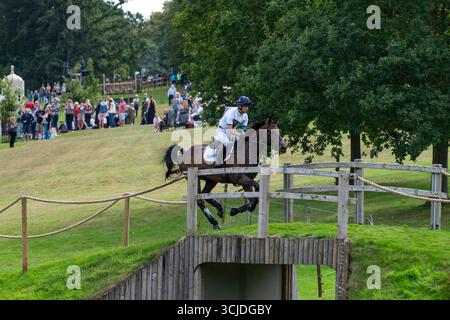 Stamford, Regno Unito. 6 settembre 2025. Harry Meade riding et Hop Du Matz rappresentante della Gran Bretagna durante la fase Cross Country il giorno 3 delle prove a cavallo Defender Burghley del 2025 tenutesi nei terreni di Burghley House a Stamford, Lincolnshire, Inghilterra, Regno Unito. Credito: Jonathan Clarke/Alamy Live News Foto Stock