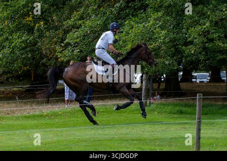 Stamford, Regno Unito. 6 settembre 2025. Harry Meade riding et Hop Du Matz rappresentante della Gran Bretagna durante la fase Cross Country il giorno 3 delle prove a cavallo Defender Burghley del 2025 tenutesi nei terreni di Burghley House a Stamford, Lincolnshire, Inghilterra, Regno Unito. Credito: Jonathan Clarke/Alamy Live News Foto Stock