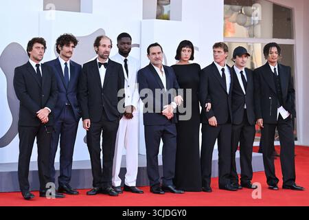 Venezia, Italia. 6 settembre 2025. Il produttore francese Hugo Selignac, l'attore francese Louis Garrel, il musicista francese Thomas Bangalter, il comico francese Stephane Bak, il regista francese Gilles Lellouche, l'attrice francese Adele Exarchopoulos, il regista francese Cedric Jimenez, lo sceneggiatore francese Olivier Demangel e la cantante Lala &ce partecipano al Red Carpet di chiusura della 82a Mostra Internazionale d'Arte cinematografica di Venezia al Lido di Venezia, il 6 settembre 2025. Foto di Aurore Marechal/ABACAPRESS.COM credito: Abaca Press/Alamy Live News Foto Stock