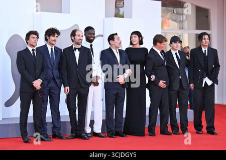 Venezia, Italia. 6 settembre 2025. Il produttore francese Hugo Selignac, l'attore francese Louis Garrel, il musicista francese Thomas Bangalter, il comico francese Stephane Bak, il regista francese Gilles Lellouche, l'attrice francese Adele Exarchopoulos, il regista francese Cedric Jimenez, lo sceneggiatore francese Olivier Demangel e la cantante Lala &ce partecipano al Red Carpet di chiusura della 82a Mostra Internazionale d'Arte cinematografica di Venezia al Lido di Venezia, il 6 settembre 2025. Foto di Aurore Marechal/ABACAPRESS.COM credito: Abaca Press/Alamy Live News Foto Stock