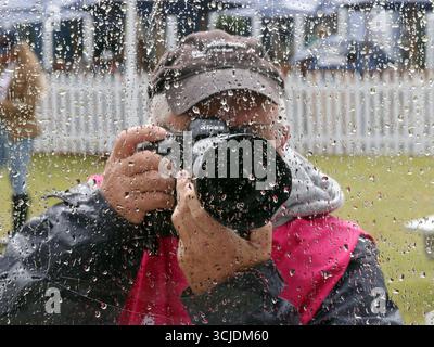 Stamford, Regno Unito. 4 settembre 2025. Una finestra piovosa, con un fotografo dietro al Defender Burghley Horse Trials a Stamford, nel Lincolnshire, il 4 settembre 2025. Crediti: Paul Marriott/Alamy Live News Foto Stock