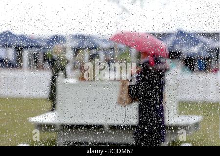 Stamford, Regno Unito. 4 settembre 2025. E' un inizio piovoso della giornata, quando la gente inizia ad arrivare al Defender Burghley Horse Trials a Stamford, nel Lincolnshire, il 4 settembre 2025. Crediti: Paul Marriott/Alamy Live News Foto Stock