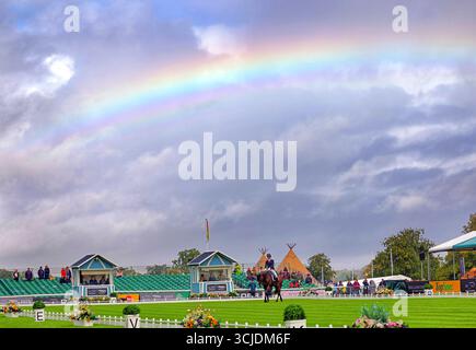 Stamford, Regno Unito. 4 settembre 2025. Harry Meade on et Hop du Matz gareggia nell'evento dressage al Defender Burghley Horse Trials a Stamford, Lincolnshire, il 4 settembre 2025. Crediti: Paul Marriott/Alamy Live News Foto Stock