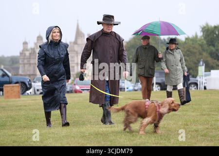 Stamford, Regno Unito. 4 settembre 2025. In un periodo di pioggia, la gente inizia ad arrivare al Defender Burghley Horse Trials a Stamford, nel Lincolnshire, il 4 settembre 2025 ItÕs. Crediti: Paul Marriott/Alamy Live News Foto Stock