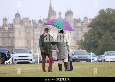 Stamford, Regno Unito. 4 settembre 2025. In un periodo di pioggia, la gente inizia ad arrivare al Defender Burghley Horse Trials a Stamford, nel Lincolnshire, il 4 settembre 2025 ItÕs. Crediti: Paul Marriott/Alamy Live News Foto Stock