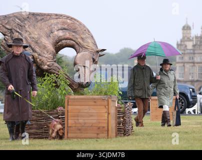 Stamford, Regno Unito. 4 settembre 2025. In un periodo di pioggia, la gente inizia ad arrivare al Defender Burghley Horse Trials a Stamford, nel Lincolnshire, il 4 settembre 2025 ItÕs. Crediti: Paul Marriott/Alamy Live News Foto Stock