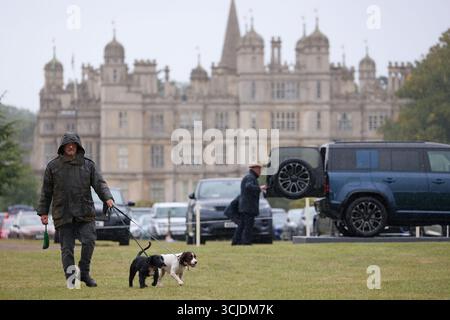 Stamford, Regno Unito. 4 settembre 2025. E' un inizio piovoso della giornata, quando la gente inizia ad arrivare al Defender Burghley Horse Trials a Stamford, nel Lincolnshire, il 4 settembre 2025. Crediti: Paul Marriott/Alamy Live News Foto Stock