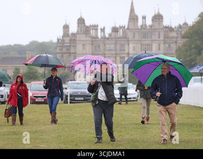 Stamford, Regno Unito. 4 settembre 2025. E' un inizio piovoso della giornata, quando la gente inizia ad arrivare al Defender Burghley Horse Trials a Stamford, nel Lincolnshire, il 4 settembre 2025. Crediti: Paul Marriott/Alamy Live News Foto Stock
