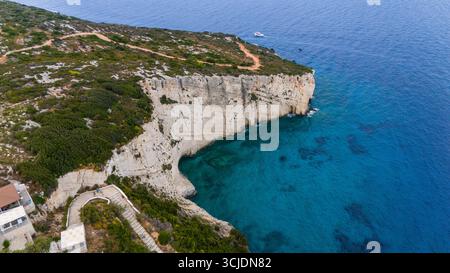 Blue Caves Zante Grecia vista aerea con ripide scogliere bianche barche turchesi del Mar Ionio vicino alla costa rocciosa e percorso in motoscafo attraverso le acque profonde Foto Stock