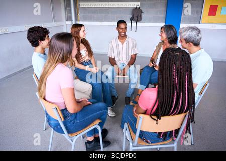 Studenti e insegnanti discutono in cerchio in classe Foto Stock