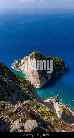 Splendida vista aerea della spiaggia di Plakaki, Zante, Grecia, con scogliere rocciose acque turchesi e piccola baia isolata circondata da ripide coste Foto Stock