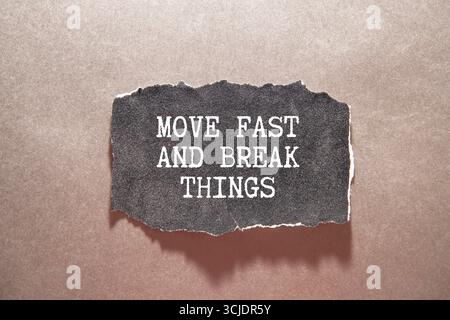 Muoviti in fretta e rompi il simbolo. Le parole concettuali si muovono velocemente e rompono le cose su una lavagna bellissima. Splendido sfondo di cielo in pietra. Affari, trasferisci fa Foto Stock