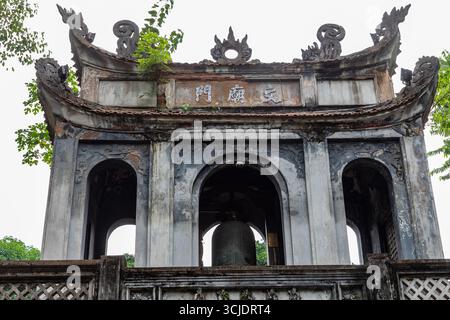 Entrando nel primo cortile attraverso la grande porta centrale, Hanoi, Vietnam, Văn Miếu, Tempio della Letteratura Foto Stock