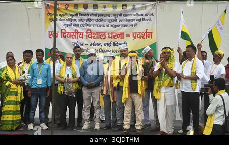 Nuova Delhi, India. 6 settembre 2025. NUOVA DELHI, INDIA - 6 SETTEMBRE: La comunità totemica di Kudmi (o Chotanagpur totemic Kudmi/Kurmi Samaj) protesta a Jantar Mantar, il 6 settembre 2025 a nuova Delhi, India. Essi chiedono lo status di tribù programmata per la comunità Kudmi, il riconoscimento della lingua kurmali nell'ottavo programma della Costituzione e la reintegrazione della legge Chotanagpur CNT, 1908. La comunità ha anche chiesto la preferenza per il reclutamento di lavoro di 3° e 4° grado basato sul distretto. (Foto di Sonu Mehta/Hindustan Times/Sipa USA ) credito: SIPA USA/Alamy Live News Foto Stock