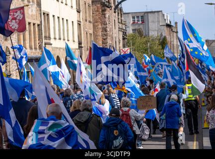 Edimburgo, Scozia, Regno Unito. 6 settembre 2026. I sostenitori pro-indipendenza marciano dal tumulo al Parlamento scozzese. Prima della marcia principale, gli Yes Bikers si sono fatti strada lungo il Royal Mile. Crediti: Richard Gass/Alamy Live News Foto Stock