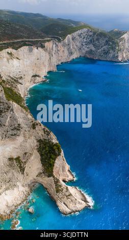 White Beach Zante, Grecia, vista aerea delle ripide scogliere calcaree bianche che si innalzano sopra il turchese Mar Ionio con aspro paesaggio costiero Foto Stock