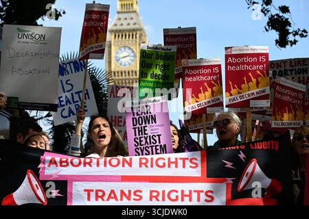 Londra, Regno Unito, 6 settembre 2025: March by Pro Life Activists è stato heldin Central London. Una contro protesta ha avuto luogo sottolineando i diritti di aborto delle donne, Monkeybutlerimages/Alamy Live News Foto Stock