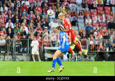 Monaco, Germania. 6 settembre 2025. Monaco di Baviera, Germania, 6 settembre 2025: Pernille Harder (21 FC Bayern Monaco) e Claudia Wenger (5 Bayer Leverkusen) si recano per un colpo di testa durante il Google Pixel Frauen Bundesliga match tra FC Bayern Monaco e Bayer Leverkusen all'Allianz Arena di Monaco, Germania. (Sven Beyrich/SPP) credito: SPP Sport Press Photo. /Alamy Live News Foto Stock