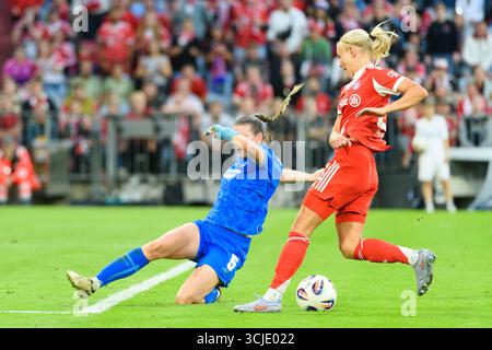 Monaco, Germania. 6 settembre 2025. Monaco di Baviera, Germania, 6 settembre 2025: Pernille Harder (21 FC Bayern Monaco) ha sconfitto Claudia Wenger (5 Bayer Leverkusen) durante la partita Google Pixel Frauen Bundesliga tra FC Bayern Monaco e Bayer Leverkusen all'Allianz Arena di Monaco, Germania. (Sven Beyrich/SPP) credito: SPP Sport Press Photo. /Alamy Live News Foto Stock