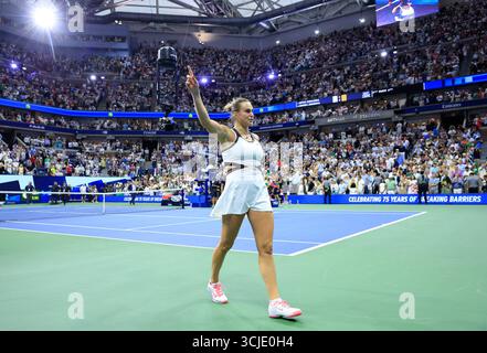 Flushing Meadows, Stati Uniti. 6 settembre 2025. Aryna Sabalenka della Bielorussia onora mentre esce dal campo dopo aver sconfitto Amanda Anisimova nelle finali femminili degli US Open Tennis Championship 2025 all'Arthur Ashe Stadium presso l'USTA Billie Jean King National Tennis Center di Flushing Meadows, New York, sabato 6 settembre 2025. Sabalenka ha sconfitto Anisimova 6-3, 7-6 vincendo il suo secondo US Open consecutivo. Foto di John Angelillo/UPI credito: UPI/Alamy Live News Foto Stock