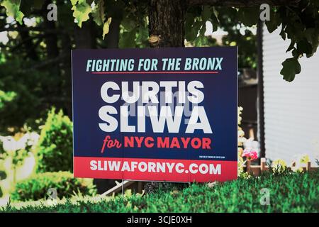 New York, NY - 5 settembre 2025: Il residente del quartiere del Bronx mostra il guardiano Angel Curtis Sliwa per il sindaco di New York con un cartello della campagna davanti a casa. Foto Stock