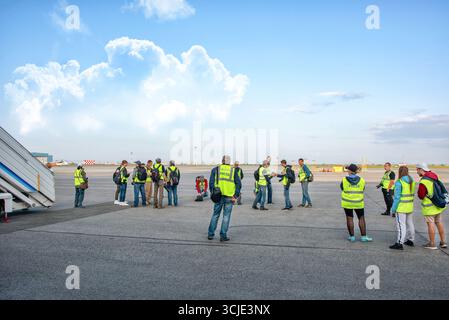 Abakan, Russia - 8 agosto 2020: Fotografi in attesa di un atterraggio all'aeroporto. Foto Stock
