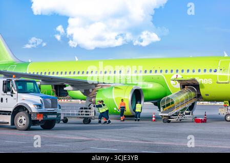 Abakan, Russia - 08 agosto 2020: Caricamento dell'aereo in aeroporto in estate. Foto Stock