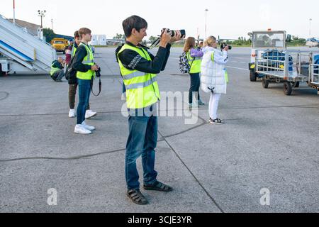 Abakan, Russia - 8 agosto 2020: Fotografi che scattano foto all'aeroporto. Foto Stock