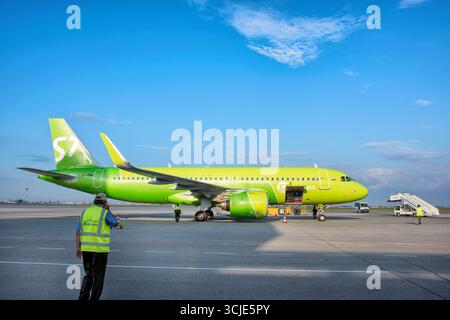 Abakan, Russia - 8 agosto 2020: Un grande aereo si sta preparando per l'imbarco in aeroporto in estate. Foto Stock