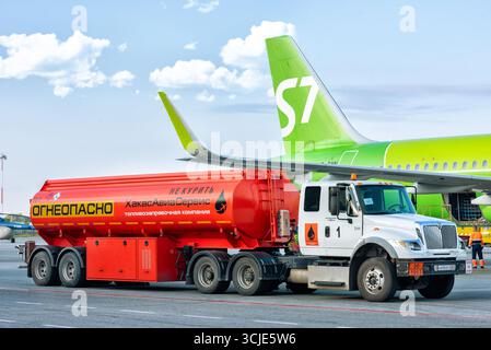 Abakan, Russia - 8 agosto 2020: Rifornimento di un aereo all'aeroporto in estate. Foto Stock