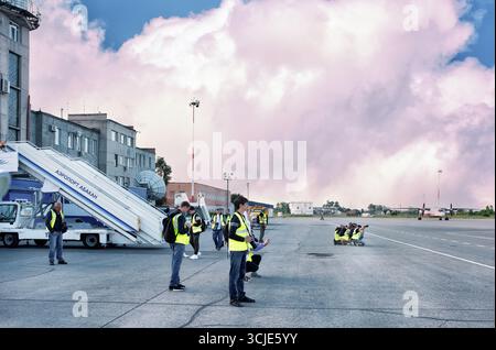 Fotografi in attesa dell'atterraggio di un aereo all'aeroporto: Abakan, Russia - 08 agosto 2020 Foto Stock