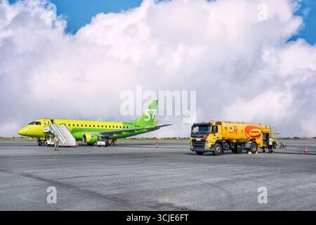 Rifornimento di un aereo all'aeroporto in estate: Abakan, Russia - 08 agosto 2020 Foto Stock