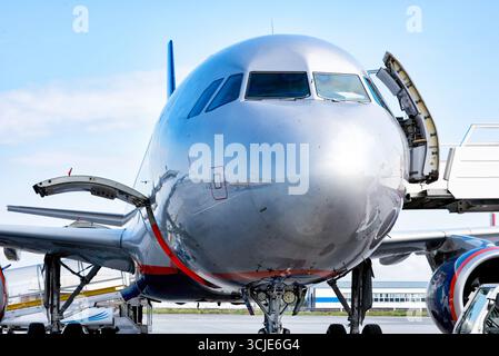 Un grande aereo si sta preparando per l'imbarco in aeroporto in estate. Foto Stock