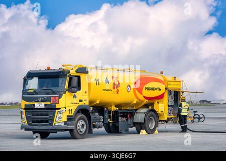 Rifornimento di un aereo all'aeroporto in estate: Abakan, Russia - 08 agosto 2020 Foto Stock