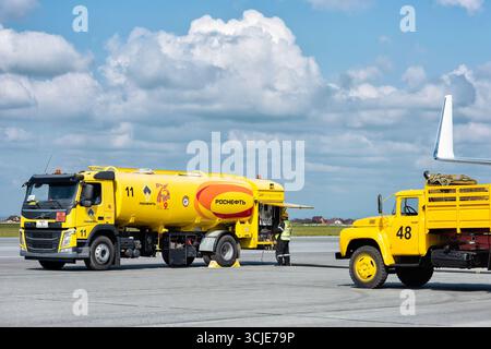 Rifornimento di un aereo all'aeroporto in estate: Abakan, Russia - 08 agosto 2020 Foto Stock
