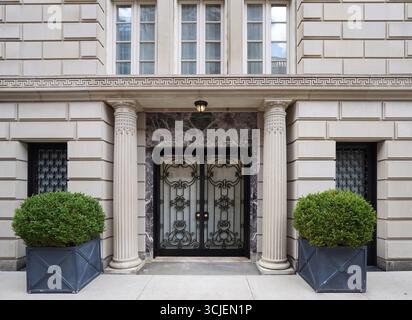 Ingresso all'elegante vecchia casa cittadina o edificio di appartamenti nell'area dell'Upper East Side di Manhattan Foto Stock