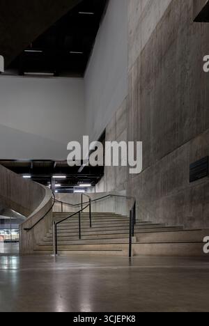 Londra, Regno Unito - 07 novembre 2023 - scalinata a spirale in cemento con volo curvo presso il Blavatnik Building dell'estensione Tate Modern Switch House. Curva principale interna Foto Stock