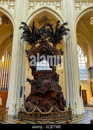 Elaborato trono in legno circondato da decorazioni barocche sull'altare della cattedrale Foto Stock