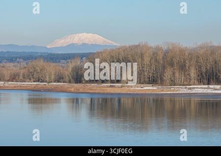 Il Monte Saint Helens è coperto di neve in lontananza, visto dal fiume Columbia, Stati Uniti. Foto Stock