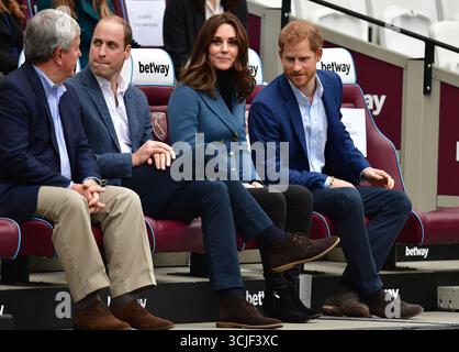 Foto datata 18/10/2017 del Duca e della Duchessa di Cambridge e del Principe Harry al London Stadium del West Ham United, così come partecipare alla cerimonia di laurea per più di 150 apprendisti Coach Core. Il Duca del Sussex torna nel Regno Unito questa settimana per la prima volta in cinque mesi, quando mostrerà il suo sostegno ai bambini della BBC bisognosi e rivisiterà uno studio di registrazione comunitario a Nottingham. Data di pubblicazione: Domenica 7 settembre 2025. Foto Stock