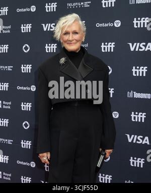 Toronto, Canada. 6 settembre 2025. L'attrice Glenn Close partecipa alla prima mondiale del film "Wake Up Dead Man: A Knives Out Mystery" durante il 50° Toronto International Film Festival (TIFF) a Toronto, Canada, il 6 settembre 2025. Crediti: Zou Zheng/Xinhua/Alamy Live News Foto Stock