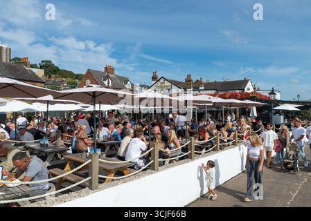 Area salotto del ristorante con giardino pub frequentata da persone durante la Old Leigh Regatta, Leigh on Sea, Essex, Regno Unito. Il pub Peterboat Foto Stock