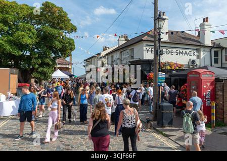 Old Leigh High Street, piena di gente durante la Old Leigh Regatta, Leigh on Sea, Essex, Regno Unito. YE Olde Smack, pub storico Foto Stock