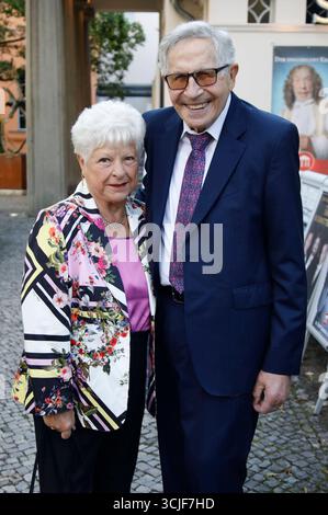 Otfried Laur mit Ehefrau Leni Laur bei der Überraschungsgala zum 90. Teatro Geburtstag von Dieter Hallervorden im Schlosspark. Berlino, 06.09.2025 *** Otfried Laur con la moglie Leni Laur al gala a sorpresa per il 90° compleanno di Dieter Hallervordens allo Schlosspark Theater di Berlino, 06 09 2025 foto:XM.xWehnertx/xFuturexImagex geburtstagsgala 5908 Foto Stock
