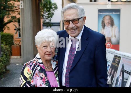 Otfried Laur mit Ehefrau Leni Laur bei der Überraschungsgala zum 90. Teatro Geburtstag von Dieter Hallervorden im Schlosspark. Berlino, 06.09.2025 *** Otfried Laur con la moglie Leni Laur al gala a sorpresa per il 90° compleanno di Dieter Hallervordens allo Schlosspark Theater di Berlino, 06 09 2025 foto:XM.xWehnertx/xFuturexImagex geburtstagsgala 5909 Foto Stock